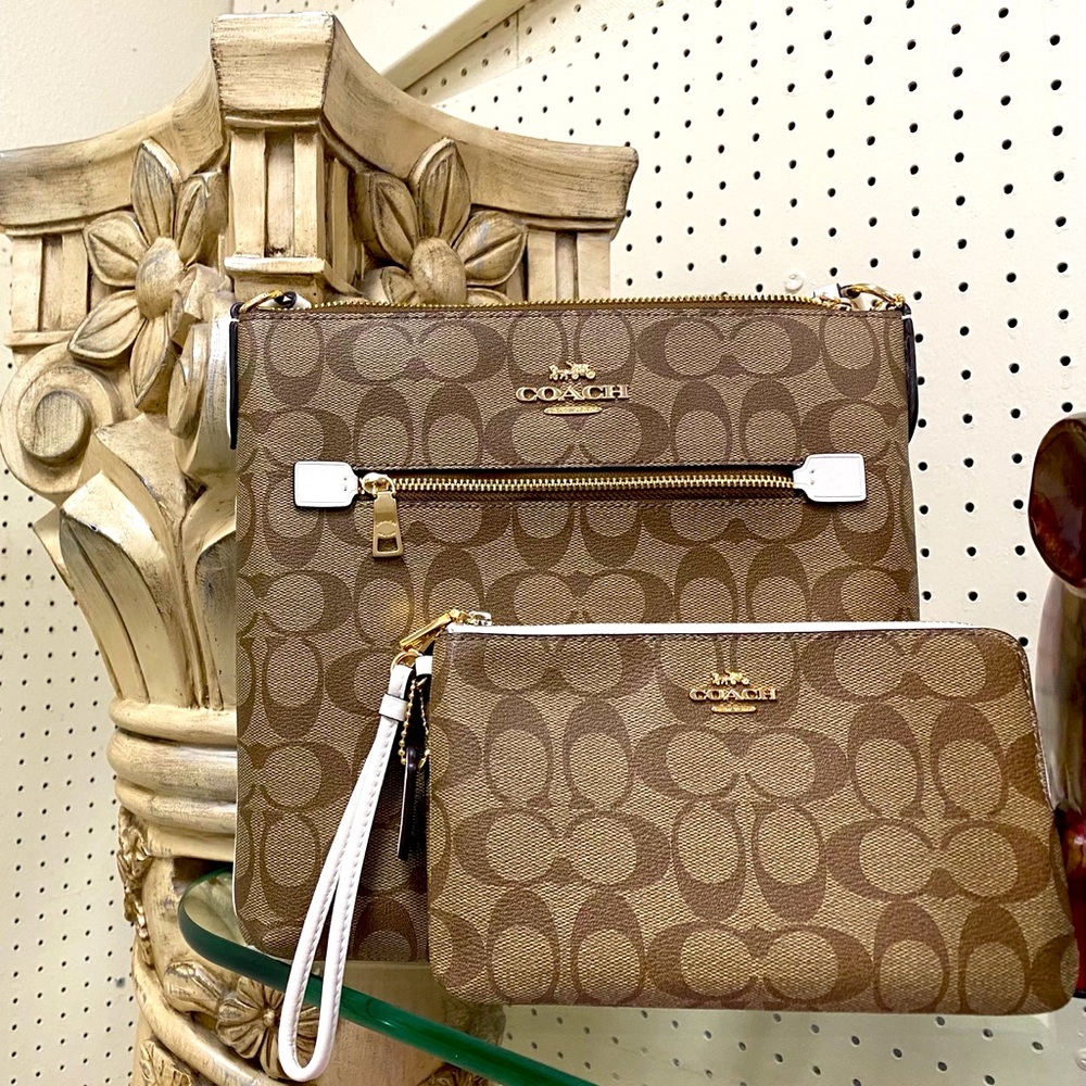 Coach Lgt Brwn w/ Wht File bag or Wristlet